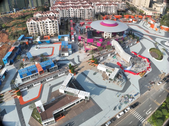 湖北和亿方承建的大型集装箱商业街项目快要完工了