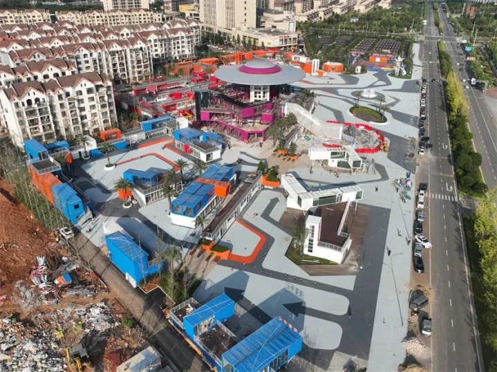 和亿方承建的大型集装箱商业街项目从施工到营业完整过程